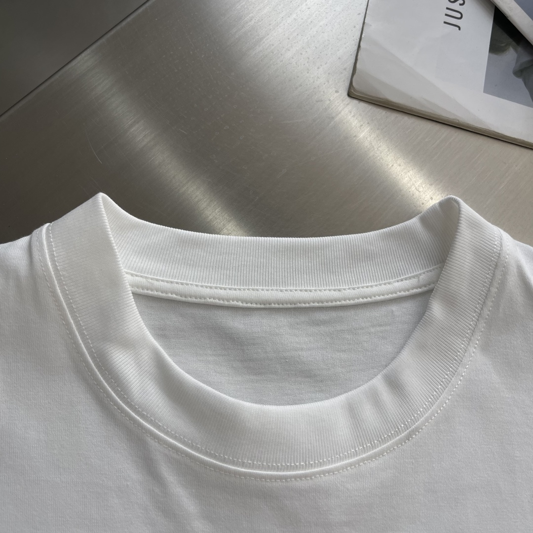 -Balenciag 刺绣印花细节全棉T恤厚款面料质感很好，亲肤感强，穿着舒适！码数：S M L XL肩