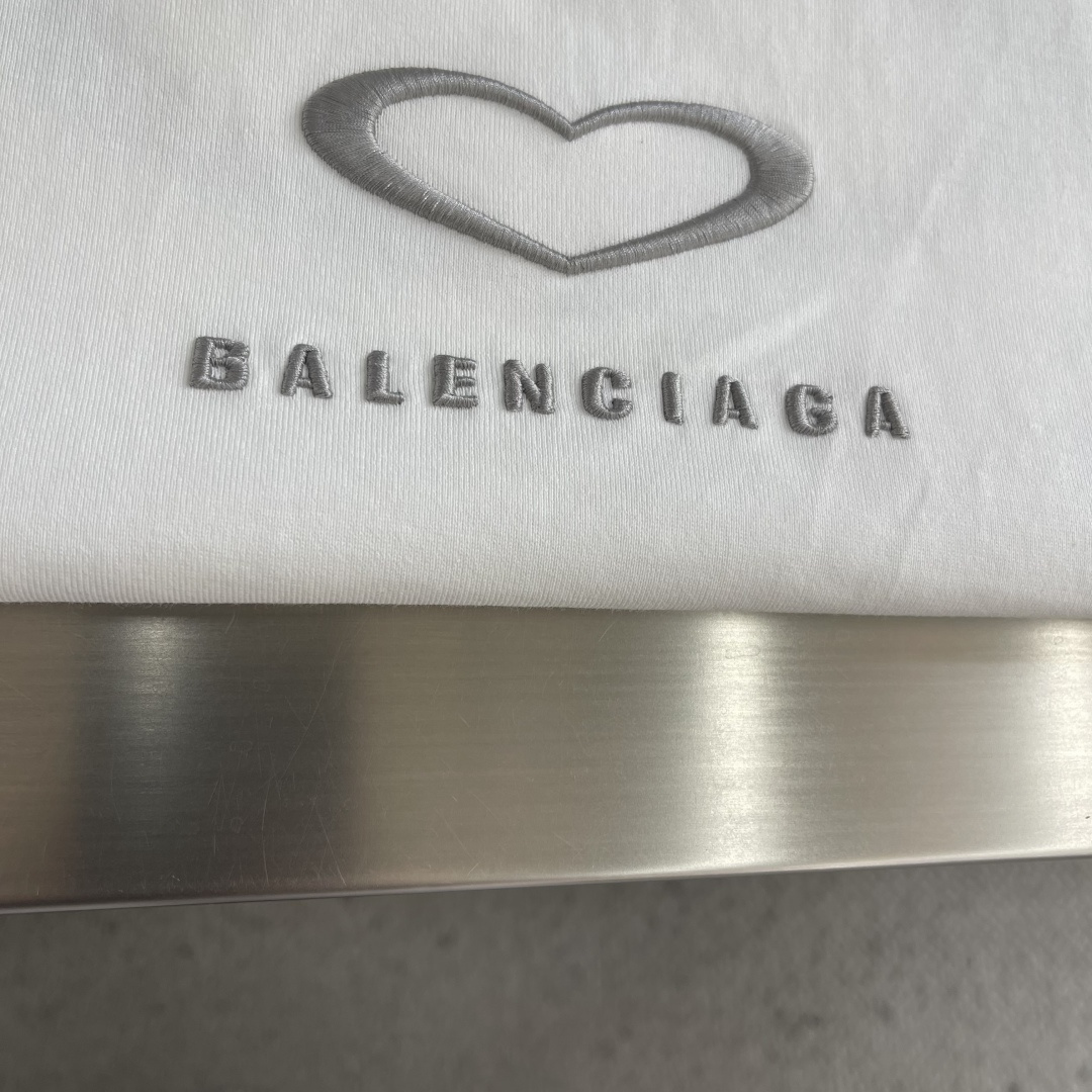 -Balenciag 刺绣印花细节全棉T恤厚款面料质感很好，亲肤感强，穿着舒适！码数：S M L XL肩