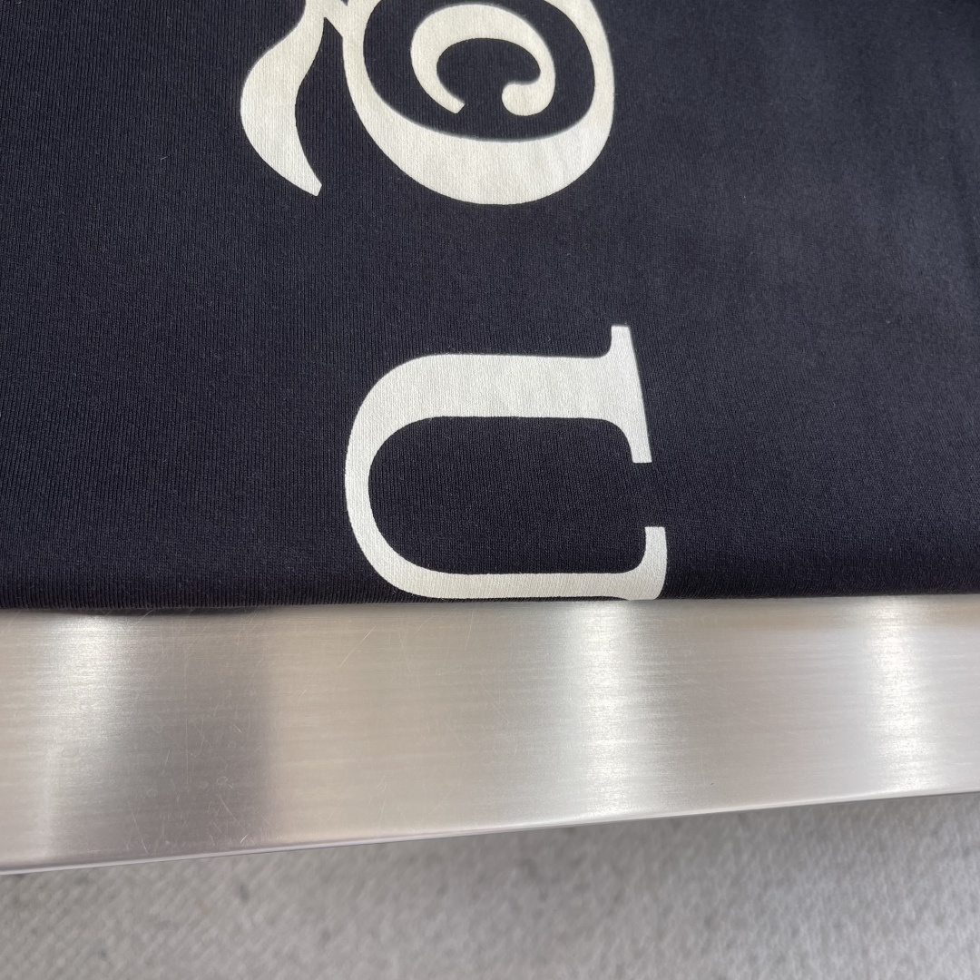 -MCQueen 印花细节全棉T恤厚款面料质感很好，亲肤感强，穿着舒适！尺码:S-XL肩宽5052535