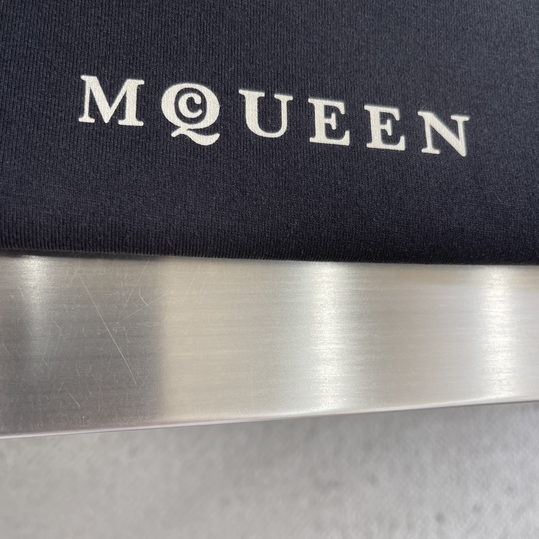 -MCQueen 印花细节全棉T恤厚款面料质感很好，亲肤感强，穿着舒适！尺码:S-XL肩宽5052535
