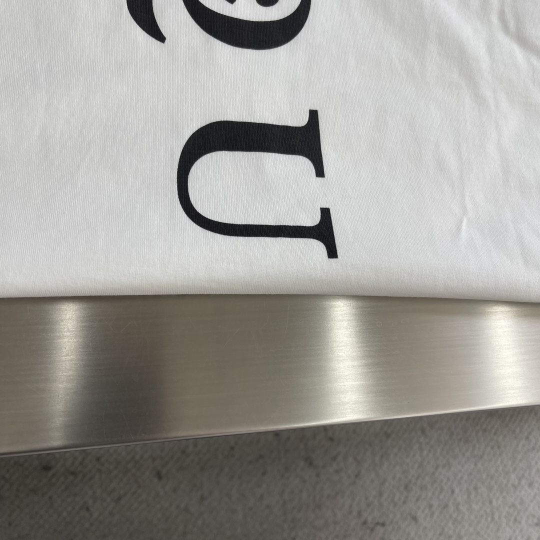 -MCQueen 印花细节全棉T恤厚款面料质感很好，亲肤感强，穿着舒适！尺码:S-XL肩宽5052535