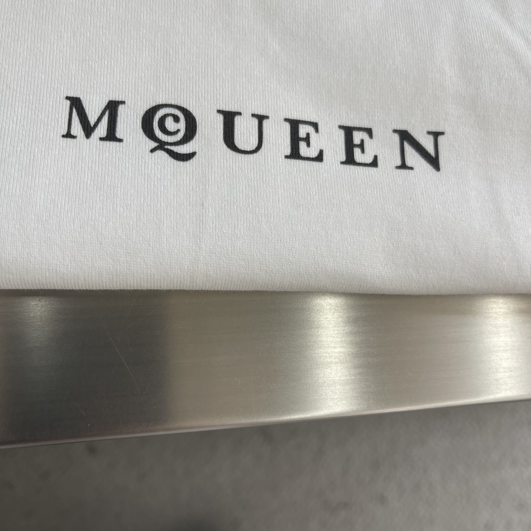 -MCQueen 印花细节全棉T恤厚款面料质感很好，亲肤感强，穿着舒适！尺码:S-XL肩宽5052535