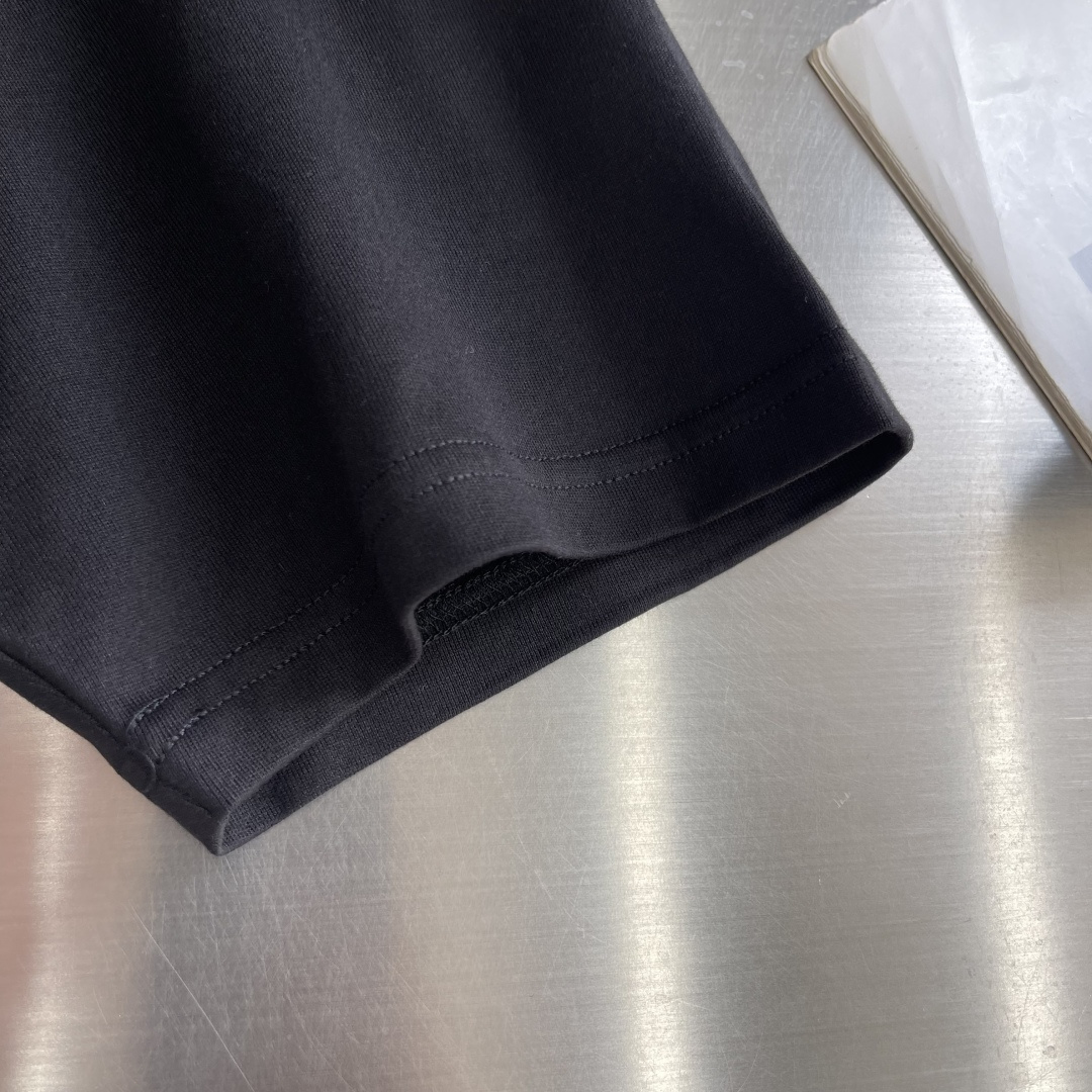 -GVC 印花细节全棉T恤面料质感很好，亲肤感强，穿着舒适！尺码:S-XL肩宽50525355胸围 10