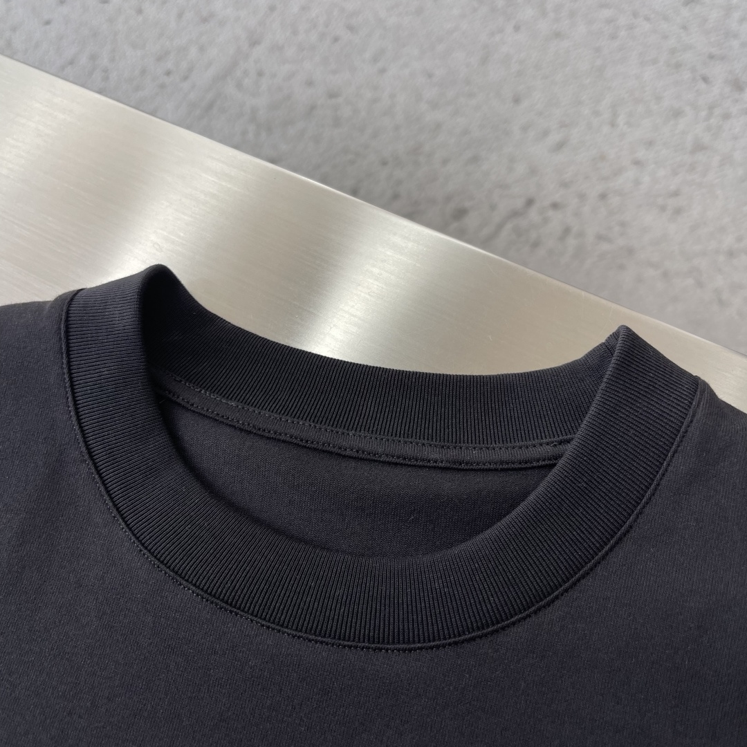 -GVC 印花细节全棉T恤面料质感很好，亲肤感强，穿着舒适！尺码:S-XL肩宽50525355胸围 10