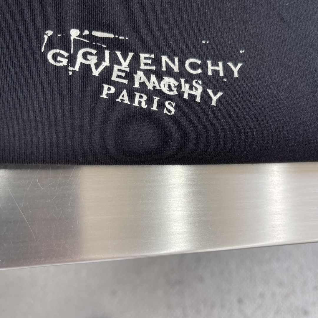 -GVC 印花细节全棉T恤面料质感很好，亲肤感强，穿着舒适！尺码:S-XL肩宽50525355胸围 10