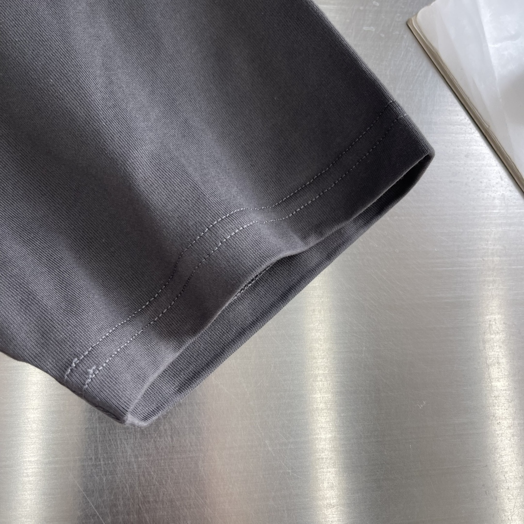 -GVC 印花细节全棉T恤面料质感很好，亲肤感强，穿着舒适！尺码:S-XL肩宽50525355胸围 10