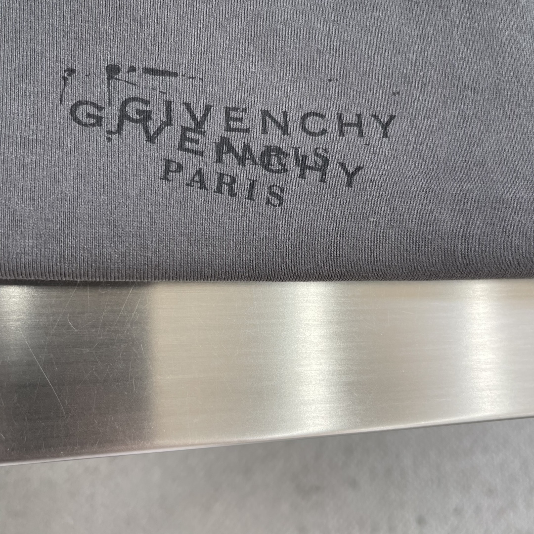 -GVC 印花细节全棉T恤面料质感很好，亲肤感强，穿着舒适！尺码:S-XL肩宽50525355胸围 10