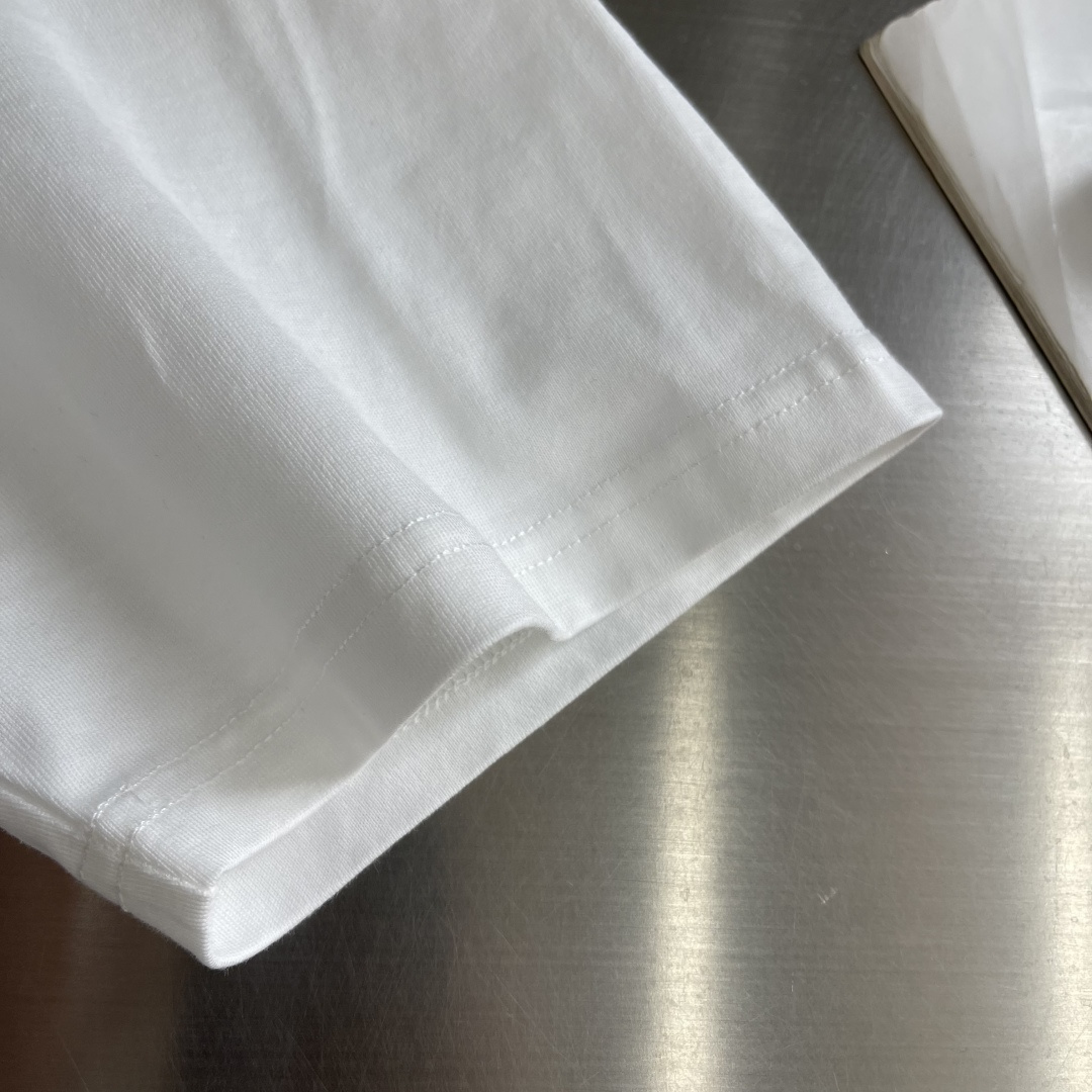 -GVC 印花细节全棉T恤面料质感很好，亲肤感强，穿着舒适！尺码:S-XL肩宽50525355胸围 10