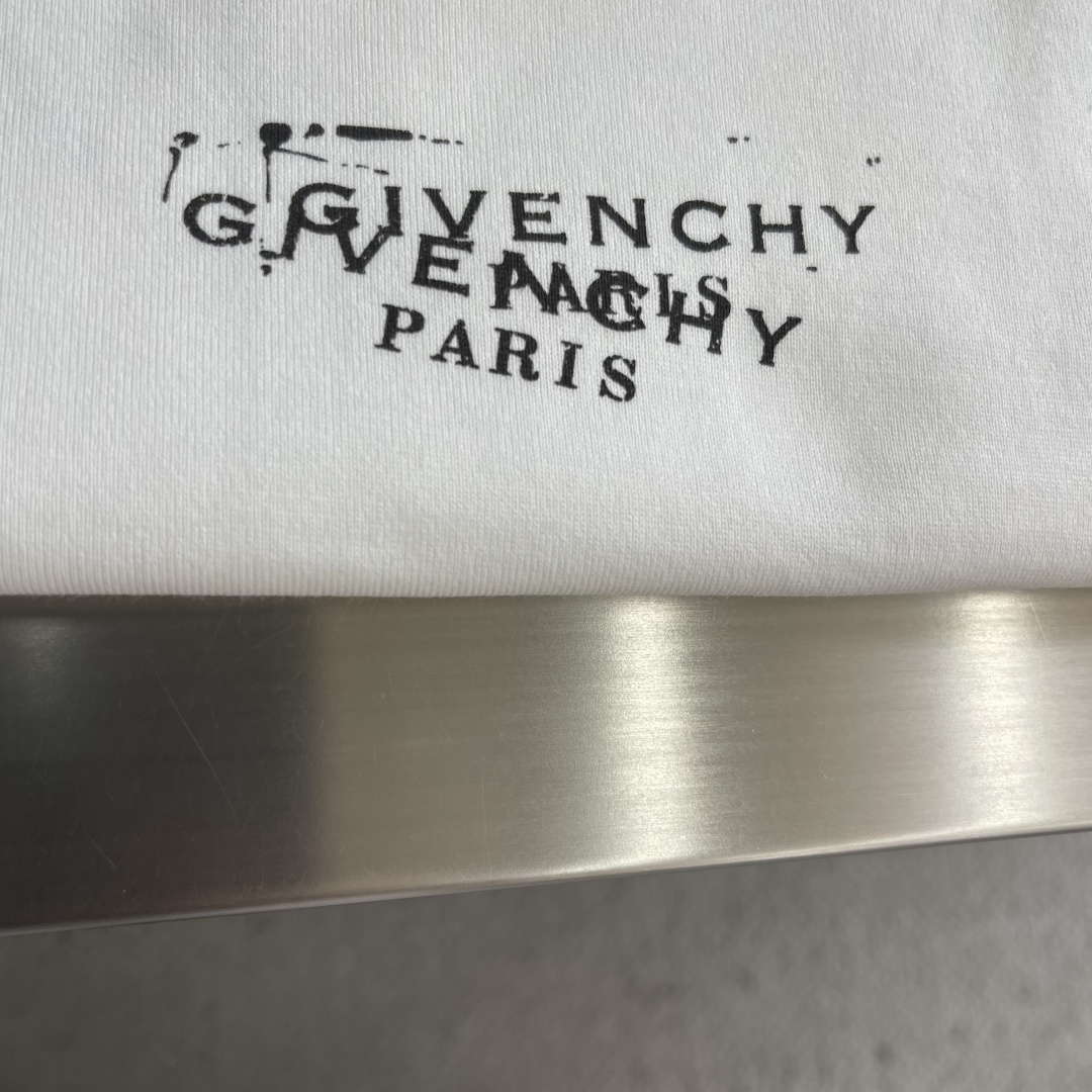 -GVC 印花细节全棉T恤面料质感很好，亲肤感强，穿着舒适！尺码:S-XL肩宽50525355胸围 10