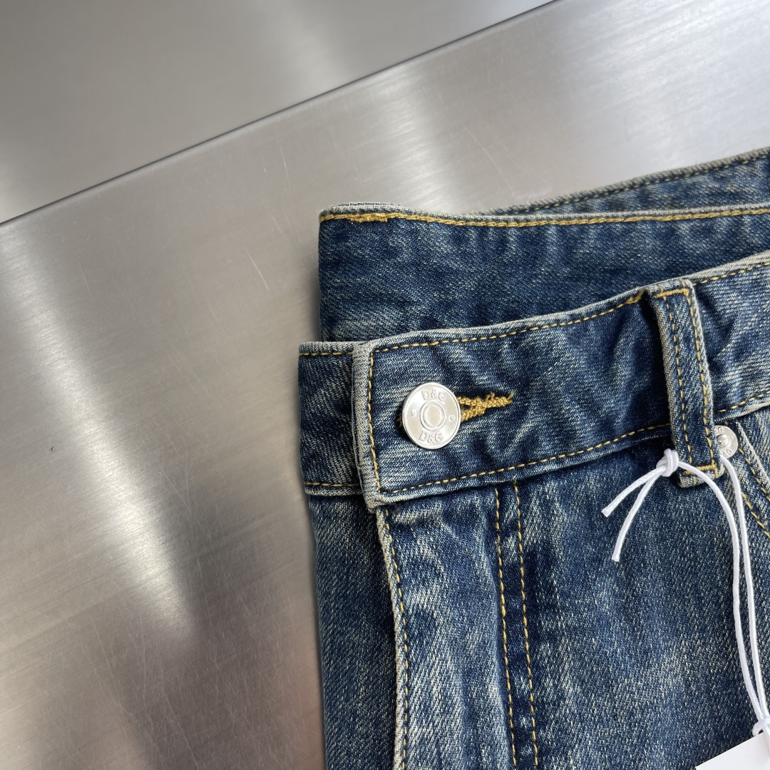 -DG 压花标识普洗带弹力牛仔裤。面料质感很好满满的设计细节，正常尺码，面料带弹力穿着舒适。复古风格，上