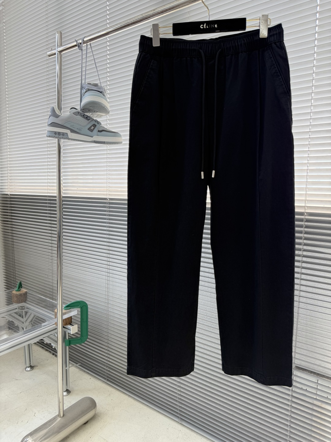 NO:845583,-PRAD Prada’s 2026 early spring super hot style is here!  The three-dimensional straight pants and wide-leg design create a refreshing and neat casual style. They are equipped with the brand's letter logo, which adds to the fashion style. They are relaxed and create a pure beauty. The three-dimensional tailoring shows the minimalism in the digital age. The loose and comfortable silhouette and the appropriately functional diagonal pockets are the key details, showing a trendy sense that is both avant-garde and stylish. Customized fabrics, skin-friendly and comfortable, and clear yarn-dyed texture. The upper body effect is very, very good-looking.  Size M-3XL.,,prada,prada,19860909-PRAD普拉达2026早春超级无敌大爆款驾到！立体直筒裤,阔腿设计,打造出清爽利落的休闲风格.配以品牌字母Logo,更添时尚风采.张弛有度,营造纯粹美感.立体剪裁展现数字时代的极简主义.宽松舒适的廓形和恰到好处的机能感斜插式口袋是关键细节,展现既前卫又不失格调的潮流嗅觉. 定制面料、亲肤舒适、色织纹理清晰 . 上身效果非常非常好看. 码数M-3XL.,,prada,prada,,Men's clothing