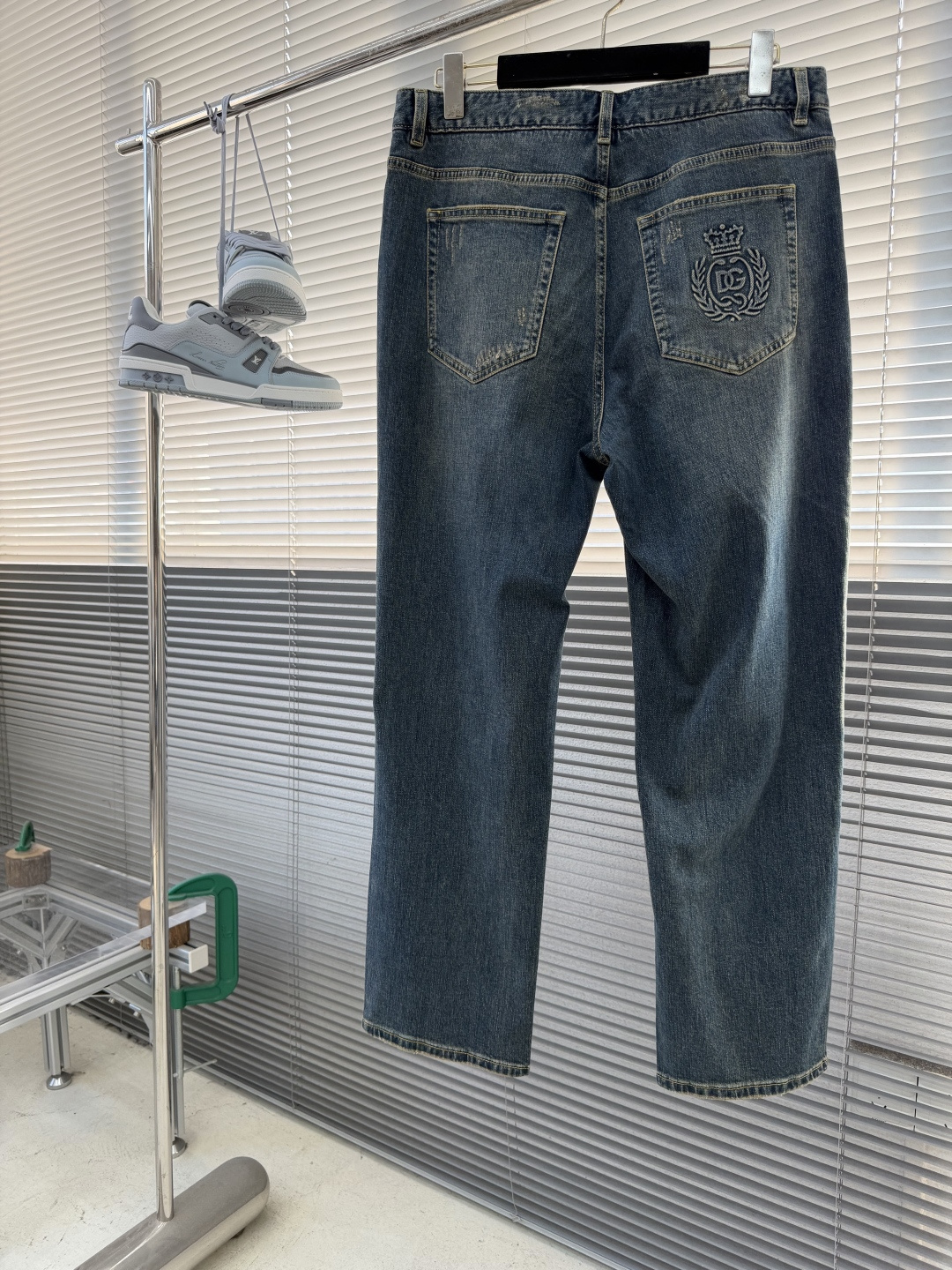 -DG 压花标识普洗带弹力牛仔裤。面料质感很好满满的设计细节，正常尺码，面料带弹力穿着舒适。复古风格，上