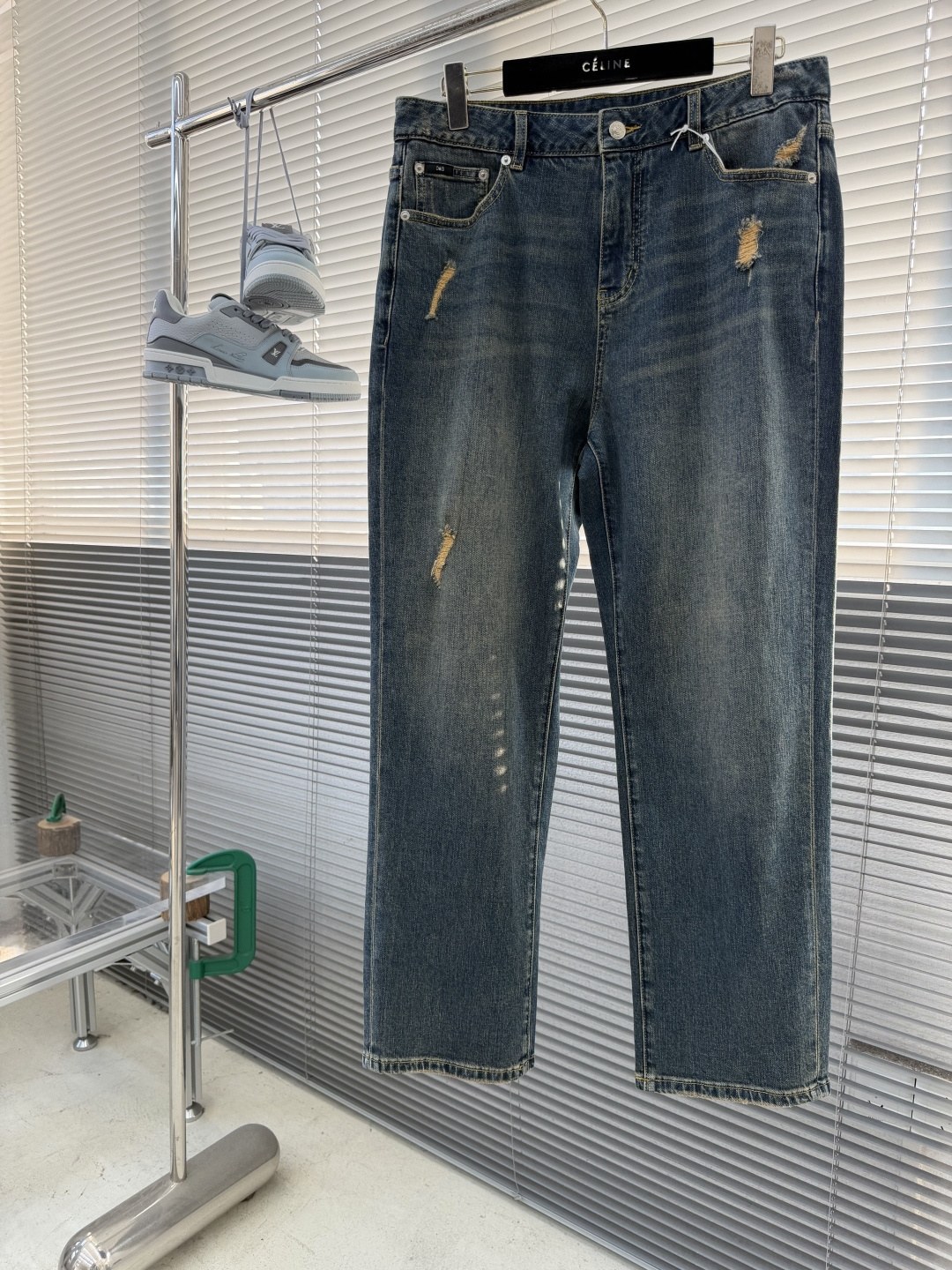 -DG 压花标识普洗带弹力牛仔裤。面料质感很好满满的设计细节，正常尺码，面料带弹力穿着舒适。复古风格，上