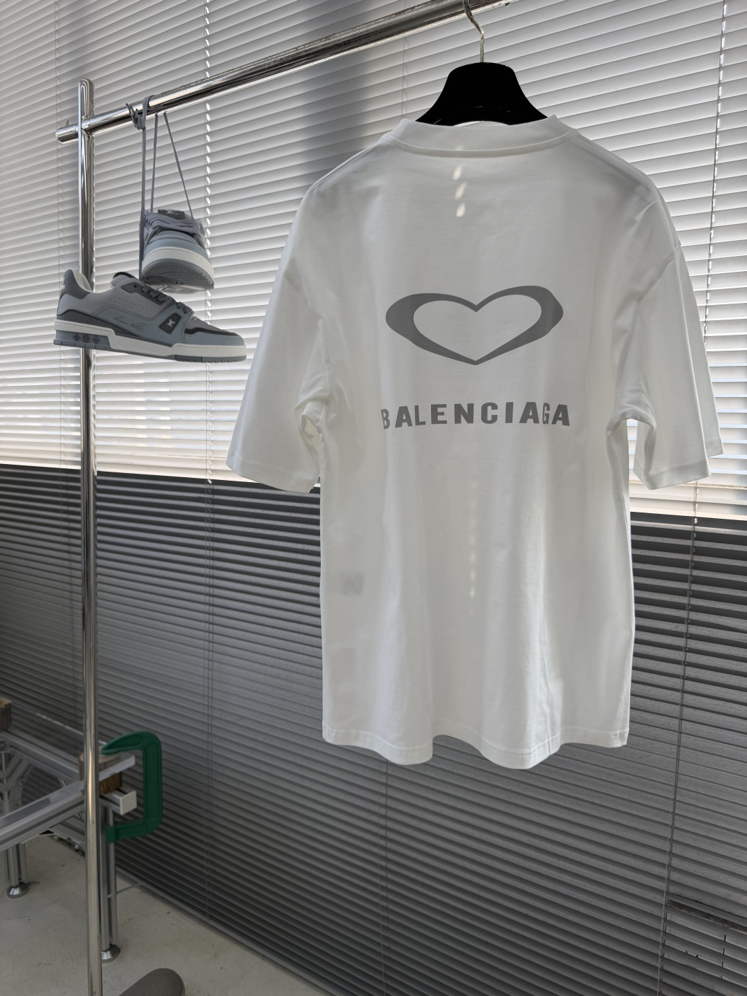-Balenciag 刺绣印花细节全棉T恤厚款面料质感很好，亲肤感强，穿着舒适！码数：S M L XL肩