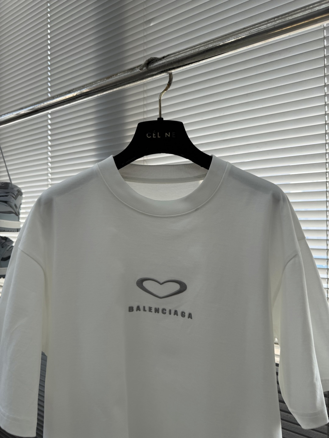 -Balenciag 刺绣印花细节全棉T恤厚款面料质感很好，亲肤感强，穿着舒适！码数：S M L XL肩