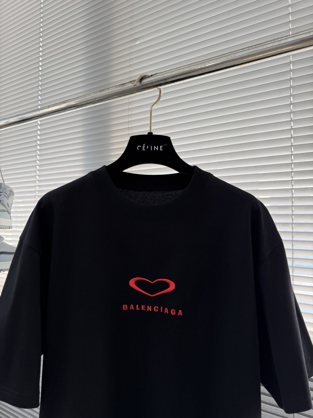 -Balenciag 刺绣印花细节全棉T恤厚款面料质感很好，亲肤感强，穿着舒适！码数：S M L XL肩