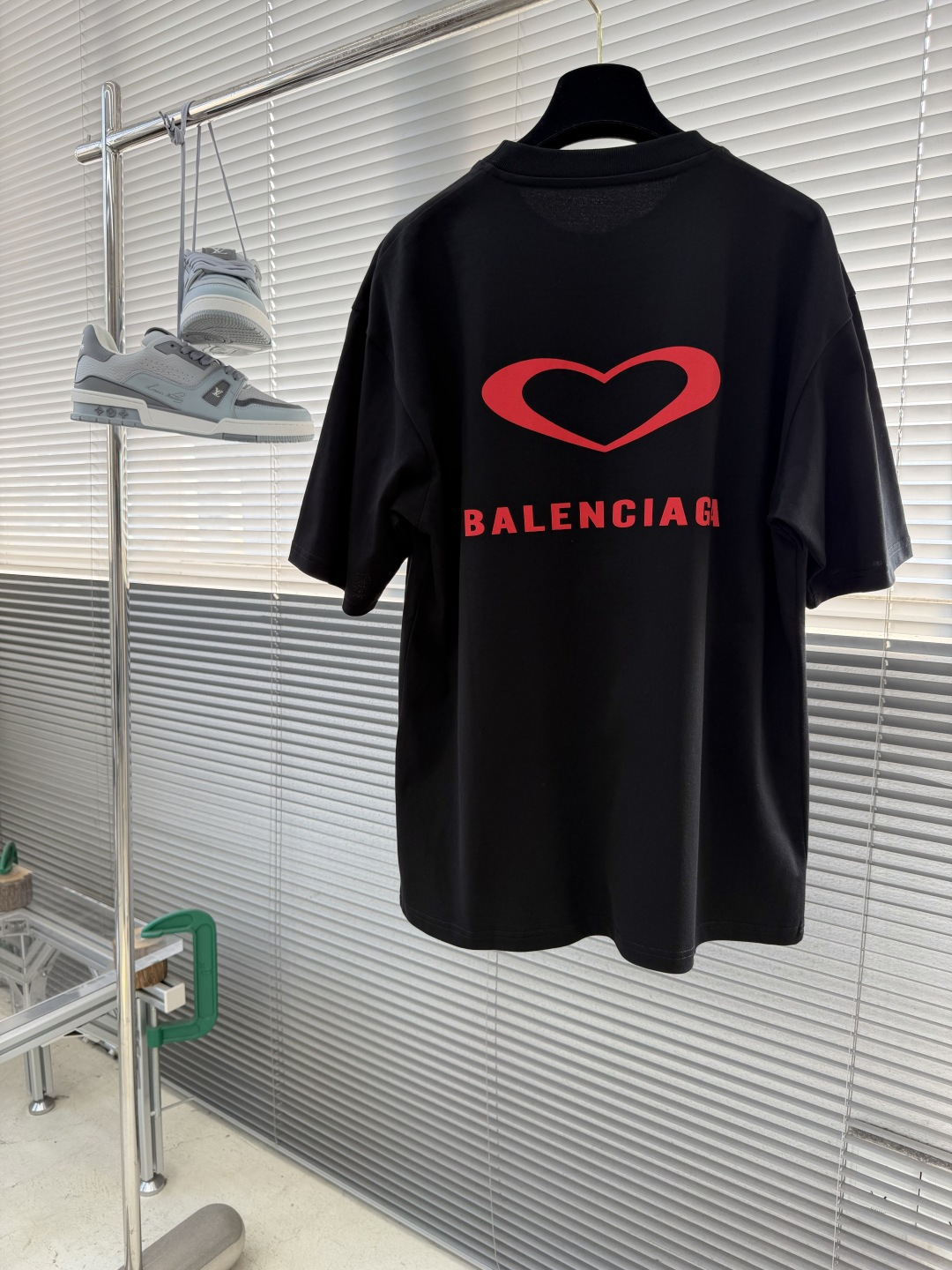 -Balenciag 刺绣印花细节全棉T恤厚款面料质感很好，亲肤感强，穿着舒适！码数：S M L XL肩