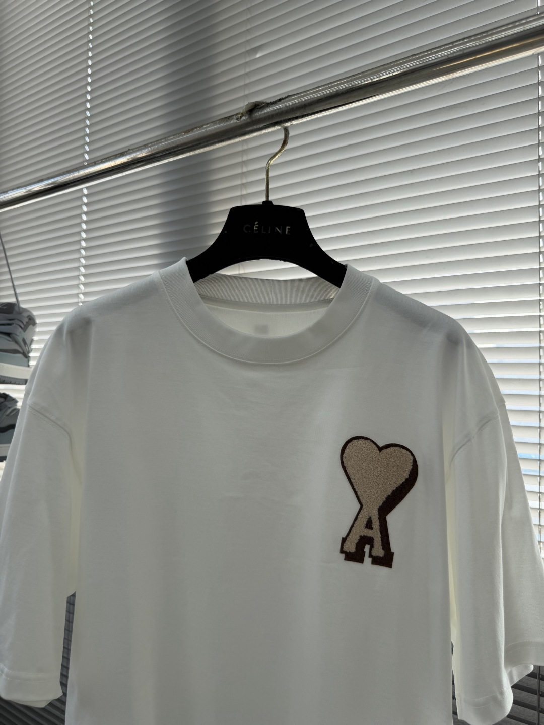 -Ami 刺绣细节全棉T恤厚款面料质感很好，亲肤感强，穿着舒适！尺码:S-XL肩宽50525355胸围 