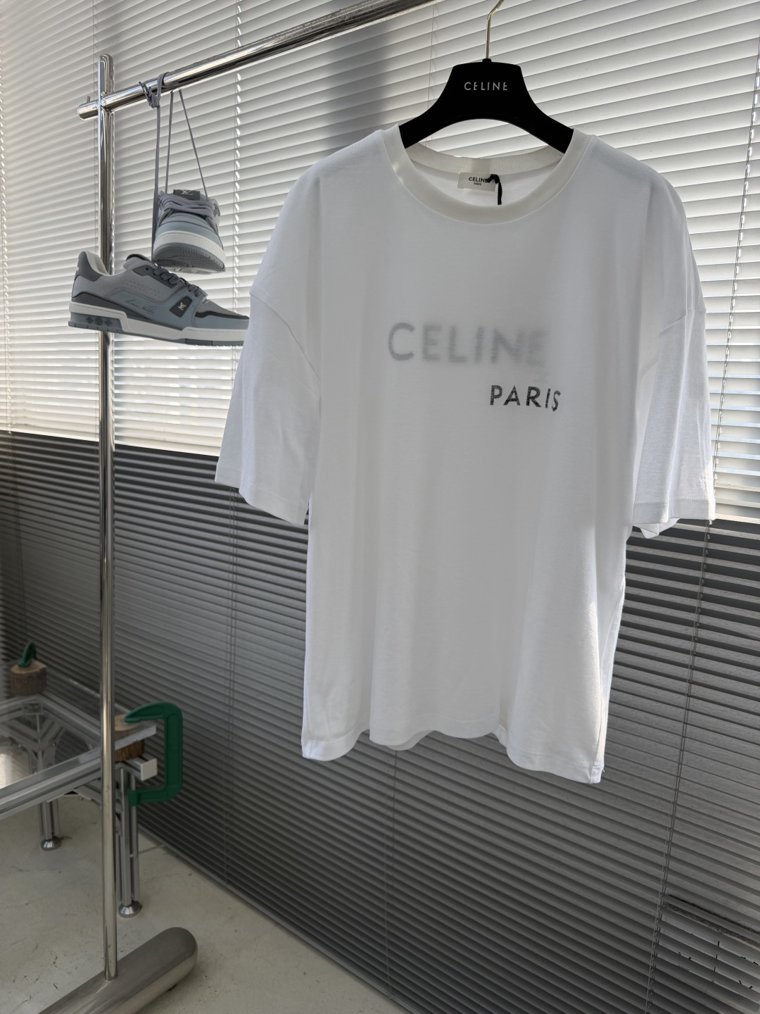 NO:904930,/1 piece 1/2 pieces (all sizes) -Celin double-layer printed short-sleeved T-shirt selects 180g/m combed cotton, and the cotton fiber has been polished by three carding processes. The surface is as fine as velvet, and it does not feel itchy when worn close to the body. Its structural characteristics have its own 'air conditioning system', which can quickly absorb sweat on the body surface in summer, accelerate evaporation through the fiber gaps, and say goodbye to the sticky feeling;  Water-based environmentally friendly water slurry is used, and a 15% transparent thickener is added to create a translucent gray color paste. The scraping pressure is controlled at 0.3MPa to ensure that the slurry evenly penetrates into the fabric fibers and does not stay on the surface. Through the CCD visual alignment system, the relative position error of the offset printing pattern and the watermark pattern is controlled within 0.1mm. This combination not only retains the breathability and softness of the watermark, but also forms a subtle visual hierarchy.  The fabric has been pre-shrunk to ensure that the print will not wrinkle or become misplaced after washing. Size: S M L19860909/1件 1/2件（齐码） -Celin双层印花短袖T恤 甄选180g/m精梳棉,棉纤维经3次梳棉工艺打磨,表面细腻如绒,贴身穿无刺痒感.其结构特性自带“空调系统”,夏季能快速吸收体表汗液,通过纤维间隙加速蒸发,告别黏腻感； 采用水性环保水浆,加入15的透明增稠剂,调出半透明灰度色浆.刮印压力控制在0.3MPa,确保浆料均匀渗透进面料纤维,而非停留在表面.通过CCD视觉对位系统,将胶印图案与水印图案的相对位置误差控制在0.1mm以内.这种组合既保留了水印的透气柔软,同时又形成微妙的视觉层次. 面料经过预缩水处理,确保印花洗涤后不会出现起皱、错位的情况. 码数:S M L XL 尺码衣长胸围肩宽 S6811457 M 69.5 58 L 71122 59 XL 72.5 126 60,,celine,T-shirt,tees，t-shirt,,Men's clothing