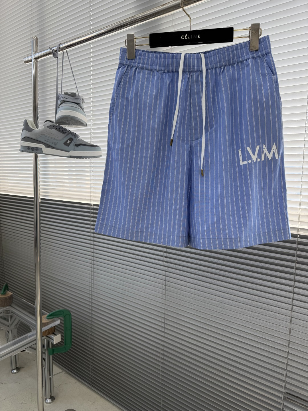 NO:914285,Tops Shorts - Donkey Brand 26ss new shorts are made of crisp cotton poplin and decorated with distinctive jacquard stripes. The L.V.M. logo is printed on the side of the pocket, which becomes an eye-catching graphic embellishment, and the low-key Loui* Vuitto* Paris embroidery on the back pocket is a refined finishing touch!  Size S.M.L.XL Pants length 48 48.5 49 49.5 Waist 74788286 Sitting 104 112 116,,louis vuitton,louis vuitton,shorts,19860909上衣 短裤 -驴牌26ss新款短裤由清爽的棉质府绸制成,饰以鲜明的提花条纹.口袋旁印有L.V.M.标识,成为醒目的图形点缀,背后口袋设计低调的 Loui* Vuitto* Paris 刺绣成为精致收笔！ 码数S.M.L.XL 裤长48 48.5 49 49.5 腰围74788286 坐围 104 112 116,,louis vuitton,louis vuitton,shorts,,Men's clothing