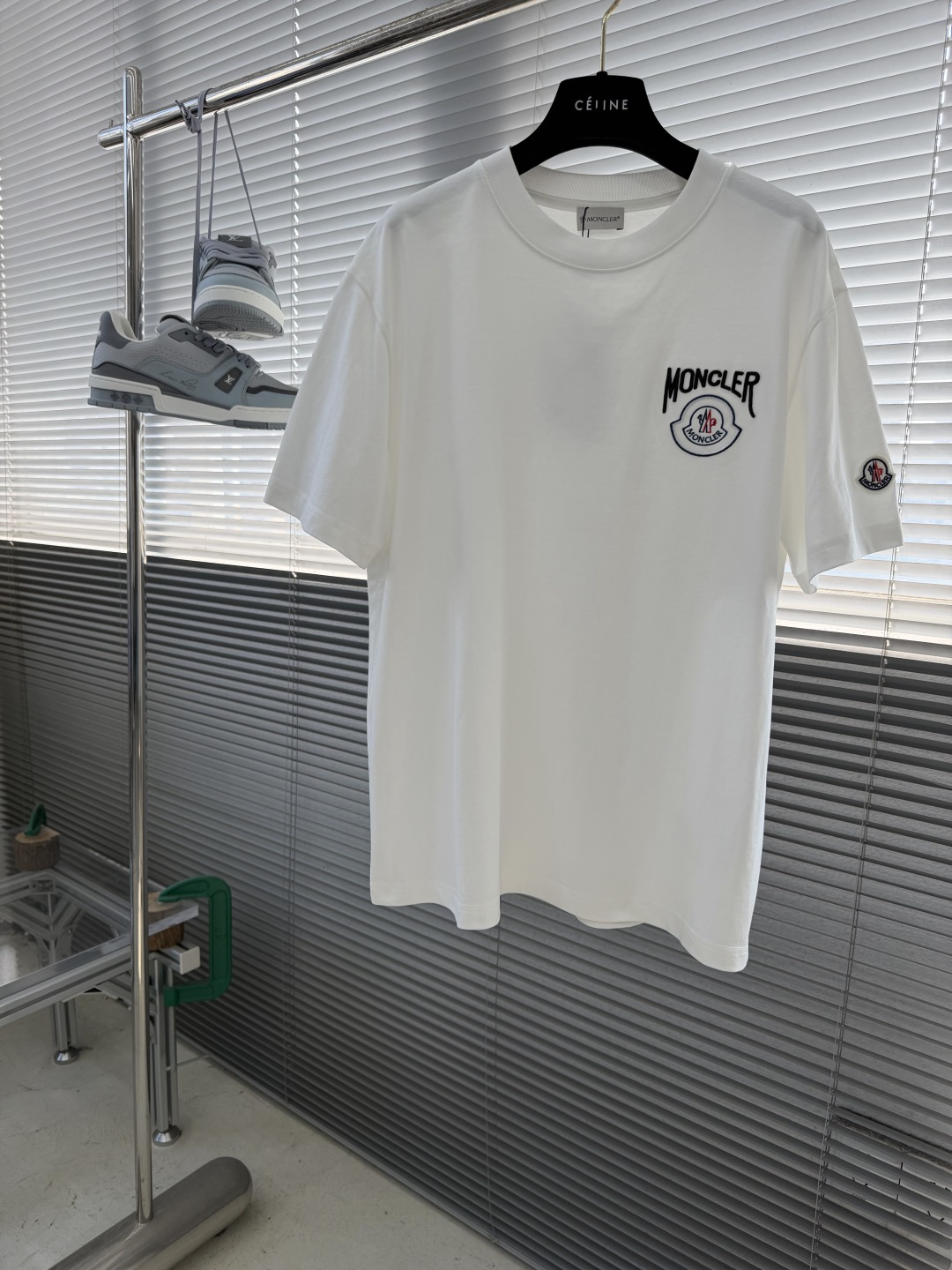 NO:917346,/1 piece 1/2 piece (all sizes) -mon 2026 spring and summer new style debut counter latest short-sleeved round neck T-shirt, high-end customization, avant-garde and fashionable design!  Brand logo embroidery technology, high-end customized cotton fabric. Soft to the touch. Comfortable to wear. Counter-level exquisite stitching. Fine workmanship. The upper body effect is incomparably handsome!  Color Black White Size M to 3XL, T-shirt, tees, t-shirt,19860909/1件 1/2件（齐码） -mon 2026春夏新款首发专柜最新款短袖圆领T恤 高端订制 设计前卫时尚！品牌logo绣花工艺 高端定制棉面料.手感柔软.穿着舒适.专柜级别精致车线.做工精细.上身效果无敌帅气！ 颜色黑色 白色 码数M一3XL,,T-shirt,tees，t-shirt,,Men's clothing