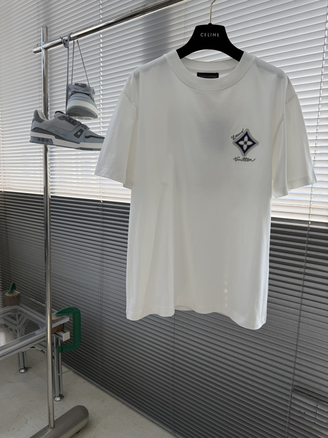 NO:917343,/1 piece 1/2 piece (white M) -Donkey brand 2026 spring and summer new debut counter latest short-sleeved round neck T-shirt, high-end custom design, avant-garde and fashionable!  Brand logo embroidery technology, high-end customized cotton fabric. Soft to the touch. Comfortable to wear. Counter-level exquisite stitching. Fine workmanship. The upper body effect is incomparably handsome!  A must-have for men and women, color black, white, size M to 3XL, Louis Vuitton, T-shirt, tees, t-shirt,19860909/1件 1/2件（白色M） -驴牌 2026春夏新款首发专柜最新款短袖圆领T恤 高端订制 设计前卫时尚！品牌logo绣花工艺 高端定制棉面料.手感柔软.穿着舒适.专柜级别精致车线.做工精细.上身效果无敌帅气！男女必备款 颜色黑色 白色 码数M一3XL,,louis vuitton,T-shirt,tees，t-shirt,,Men's clothing