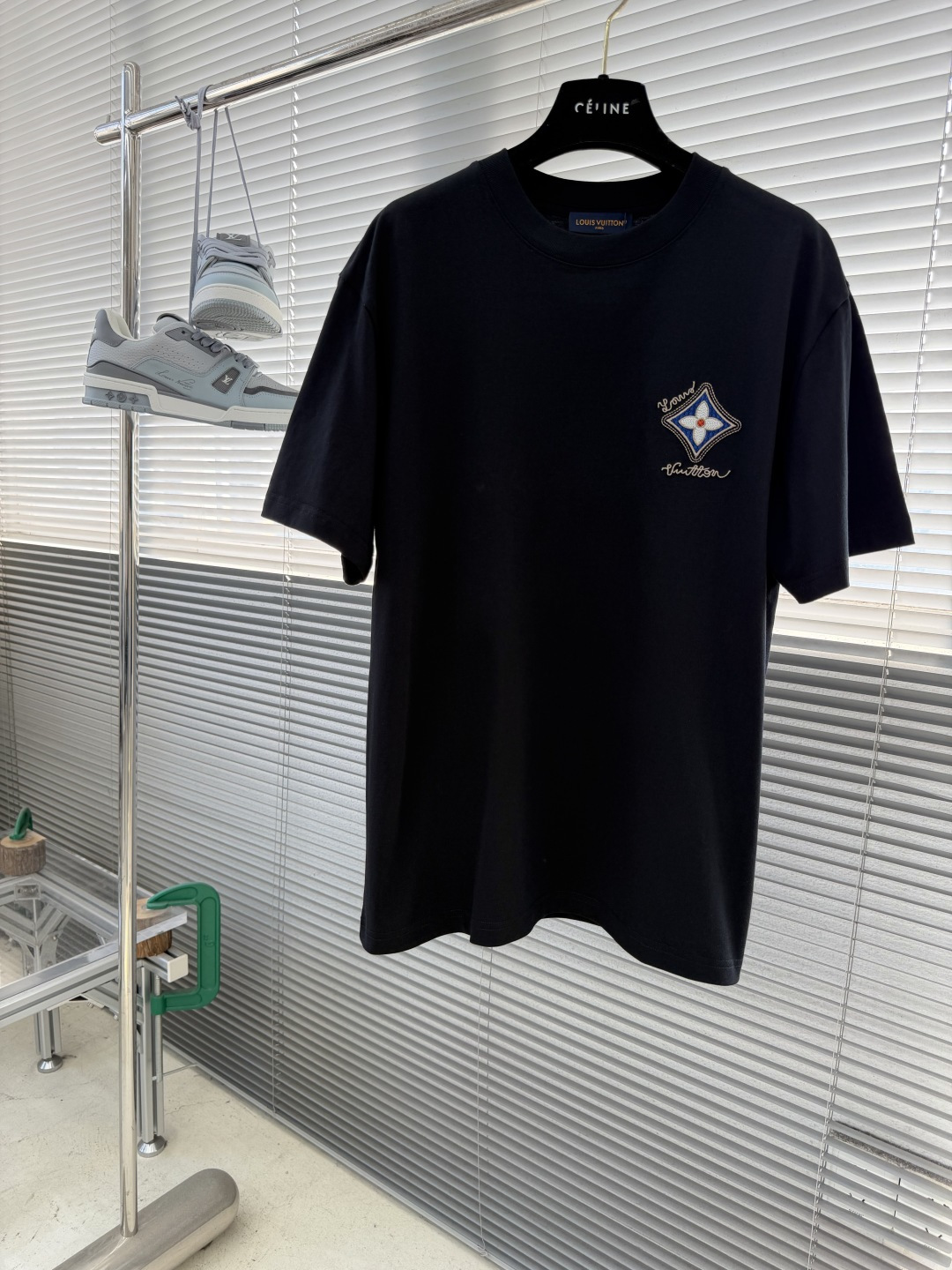 NO:917340,/1 piece 1/2 piece (black 3XL) -Donkey brand 2026 spring and summer new launch counter latest short-sleeved round neck T-shirt, high-end custom design, avant-garde and fashionable!  Brand logo embroidery technology, high-end customized cotton fabric. Soft to the touch. Comfortable to wear. Counter-level exquisite stitching. Fine workmanship. The upper body effect is incomparably handsome!  A must-have for men and women, color black, white, size M to 3XL, Louis Vuitton, T-shirt, tees, t-shirt,19860909/1件 1/2件（黑色3XL） -驴牌 2026春夏新款首发专柜最新款短袖圆领T恤 高端订制 设计前卫时尚！品牌logo绣花工艺 高端定制棉面料.手感柔软.穿着舒适.专柜级别精致车线.做工精细.上身效果无敌帅气！男女必备款 颜色黑色 白色 码数M一3XL,,louis vuitton,T-shirt,tees，t-shirt,,Men's clothing