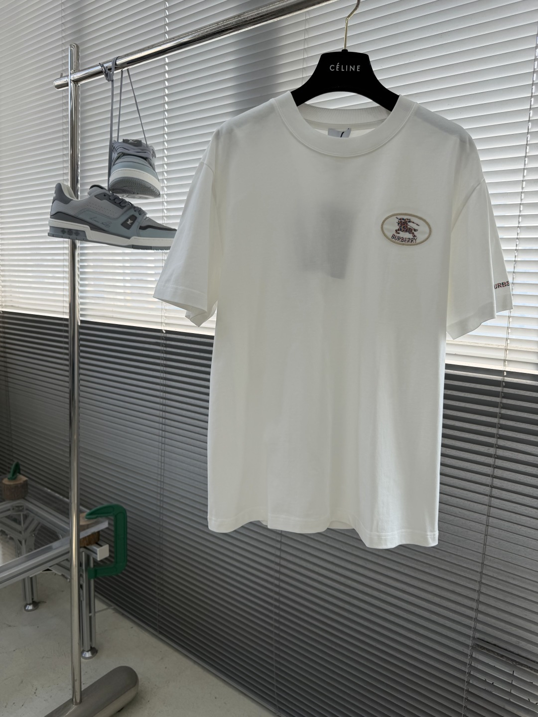 NO:917337,/1 piece 1/2 pieces (all sizes) -BBR2026 spring and summer new style debut counter latest short-sleeved round neck T-shirt, high-end custom design, avant-garde and fashionable!  Brand logo embroidery technology, high-end customized cotton fabric. Soft to the touch. Comfortable to wear. Counter-level exquisite stitching. Fine workmanship. The upper body effect is incomparably handsome!  Color Black White Size M to 3XL, T-shirt, tees, t-shirt,19860909/1件 1/2件（齐码） -BBR2026春夏新款首发专柜最新款短袖圆领T恤 高端订制 设计前卫时尚！品牌logo绣花工艺 高端定制棉面料.手感柔软.穿着舒适.专柜级别精致车线.做工精细.上身效果无敌帅气！ 颜色黑色 白色 码数M一3XL,,T-shirt,tees，t-shirt,,Men's clothing