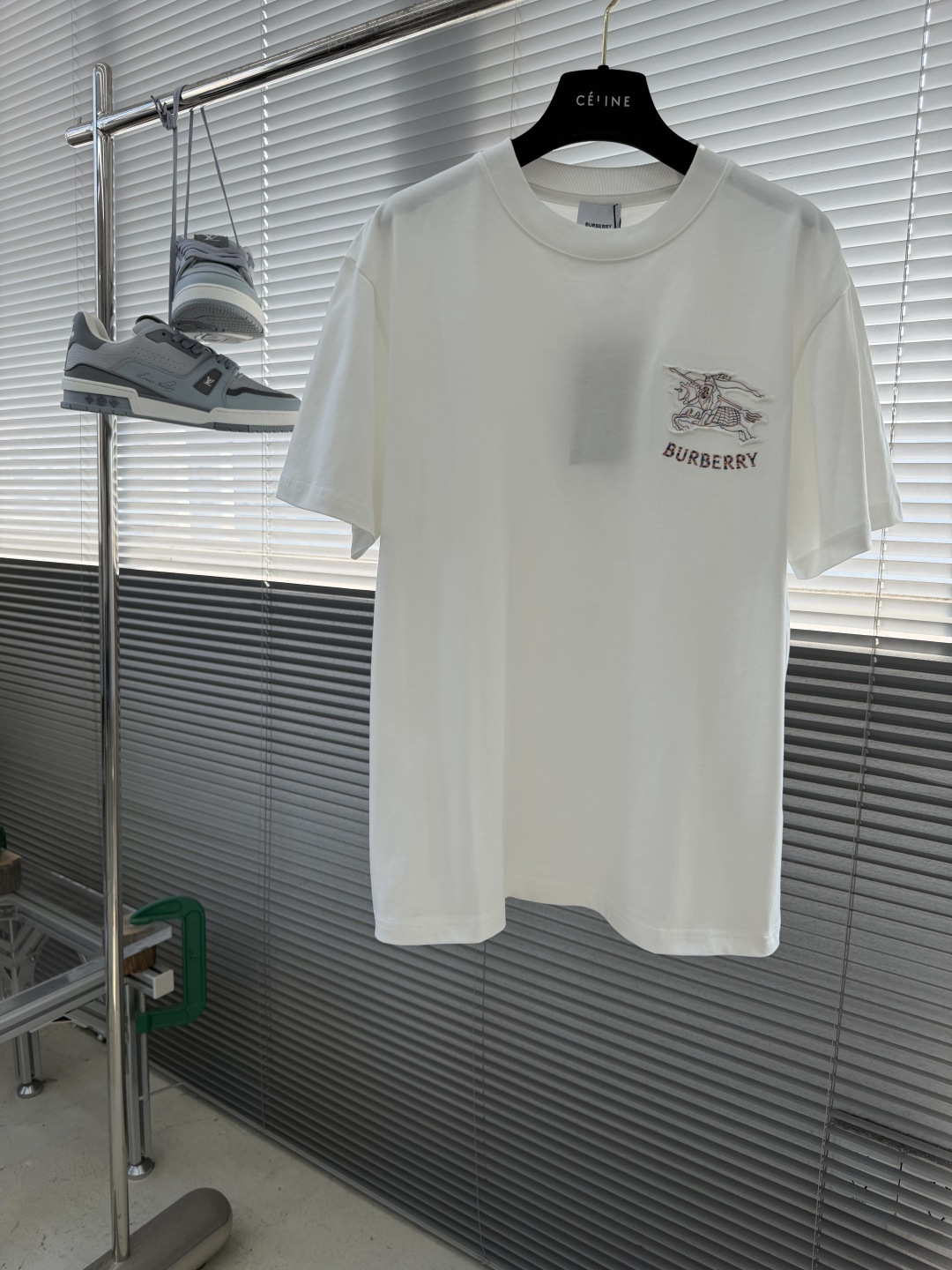 NO:917345,/1 piece 1/2 piece (all sizes) - BBR 2026 spring and summer new style debut counter latest short-sleeved round neck T-shirt, high-end custom design, avant-garde and fashionable!  Brand logo patch embroidery process. High-end customized cotton fabric. Soft to the touch. Comfortable to wear. Counter-level exquisite stitching. Fine workmanship. The upper body effect is incomparably handsome!  Color Black White Size M to 3XL, T-shirt, tees, t-shirt,19860909/1件 1/2件（齐码） -BBR 2026春夏新款首发专柜最新款短袖圆领T恤 高端订制 设计前卫时尚！品牌logo贴布绣花工艺 高端定制棉面料.手感柔软.穿着舒适.专柜级别精致车线.做工精细.上身效果无敌帅气！ 颜色黑色 白色 码数M一3XL,,T-shirt,tees，t-shirt,,Men's clothing