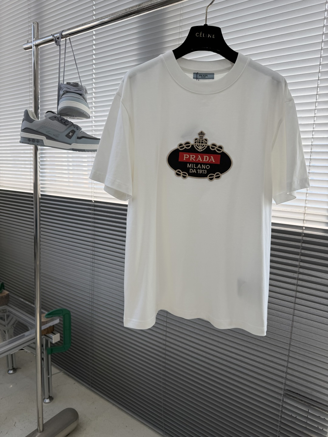 NO:917336,/1 piece 1/2 piece (all sizes) -PRAD 2026 spring and summer new style debut counter latest short-sleeved round neck T-shirt, high-end customization, avant-garde and fashionable design!  Brand logo embroidery technology, high-end customized cotton fabric. Soft to the touch. Comfortable to wear. Counter-level exquisite stitching. Fine workmanship. The upper body effect is incomparably handsome!  A must-have for men and women, color black, white, size M to 3XL, prada, T-shirt, tees, t-shirt,19860909/1件 1/2件（齐码） -PRAD 2026春夏新款首发专柜最新款短袖圆领T恤 高端订制 设计前卫时尚！品牌logo绣花工艺 高端定制棉面料.手感柔软.穿着舒适.专柜级别精致车线.做工精细.上身效果无敌帅气！男女必备款 颜色黑色 白色 码数M一3XL,,prada,T-shirt,tees，t-shirt,,Men's clothing