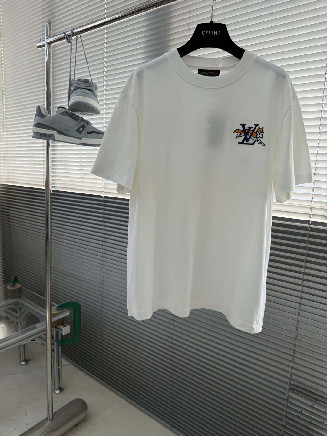 NO:917327,/1 piece 1/2 piece (all sizes) - Lv brand 2026 spring and summer new style debut counter latest short-sleeved round neck T-shirt, high-end custom design, avant-garde and fashionable!  Brand logo embroidery technology, high-end customized cotton fabric. Soft to the touch. Comfortable to wear. Counter-level exquisite stitching. Fine workmanship. The upper body effect is incomparably handsome!  Color Black White Size M to 3XL,,louis vuitton,T-shirt,tees,t-shirt,19860909/1件 1/2件（齐码） -驴牌2026春夏新款首发专柜最新款短袖圆领T恤 高端订制 设计前卫时尚！品牌logo绣花工艺 高端定制棉面料.手感柔软.穿着舒适.专柜级别精致车线.做工精细.上身效果无敌帅气！ 颜色黑色 白色 码数M一3XL,,louis vuitton,T-shirt,tees，t-shirt,,Men's clothing