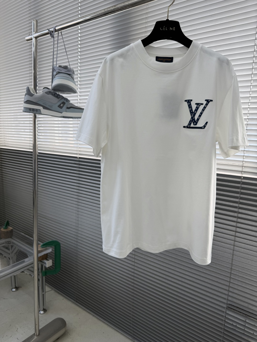 NO:917324,/1 piece 1/2 pieces (all sizes) -Donkey Brand 2026 Spring and Summer New Release Counter The latest short-sleeved round neck T-shirt, high-end custom design, avant-garde and fashionable!  Brand logo embroidery technology, high-end customized cotton fabric. Soft to the touch. Comfortable to wear. Counter-level exquisite stitching. Fine workmanship. The upper body effect is incomparably handsome!  A must-have for men and women, color black, white, size M to 3XL, Louis Vuitton, T-shirt, tees, t-shirt,19860909/1件 1/2件（齐码） -驴牌 2026春夏新款首发专柜最新款短袖圆领T恤 高端订制 设计前卫时尚！品牌logo绣花工艺 高端定制棉面料.手感柔软.穿着舒适.专柜级别精致车线.做工精细.上身效果无敌帅气！男女必备款 颜色黑色 白色 码数M一3XL,,louis vuitton,T-shirt,tees，t-shirt,,Men's clothing