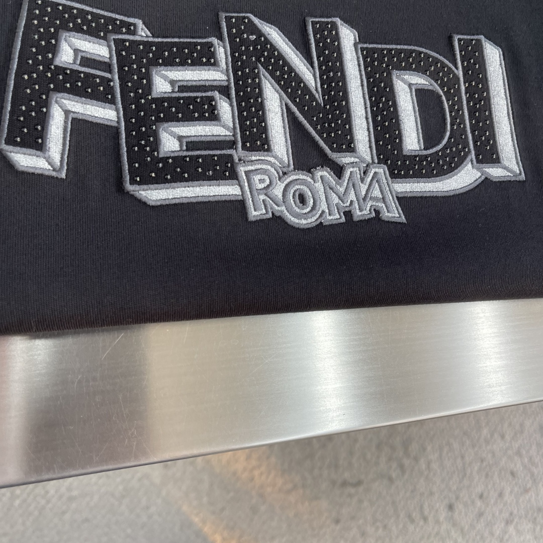 -FEND 贴布绣花立体浮雕短袖采用220克丝光爽棉 ，手感柔软 舒适亲肤 搭配双F 新颖3D立体浮雕点