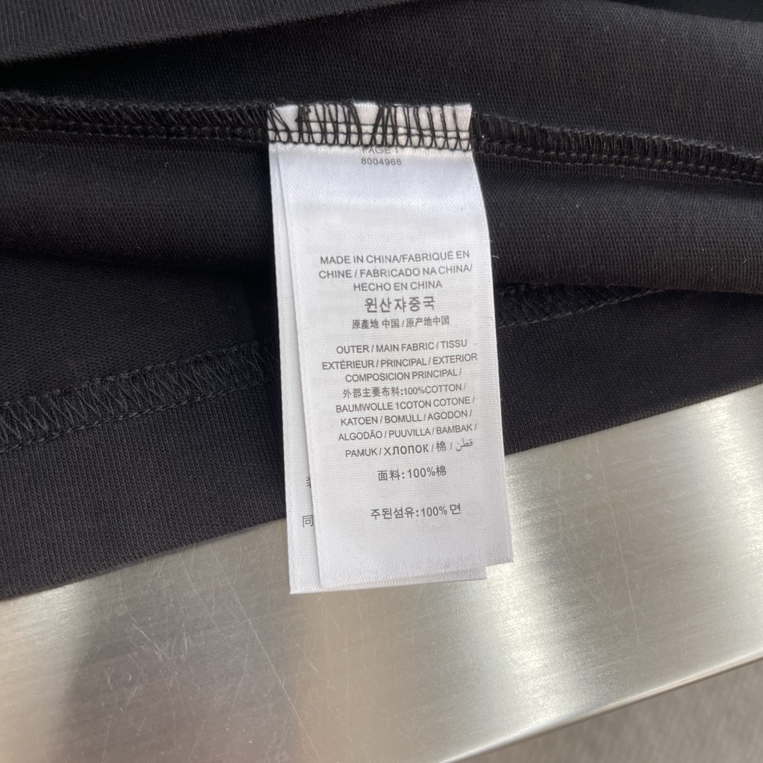 -FEND 贴布绣花立体浮雕短袖采用220克丝光爽棉 ，手感柔软 舒适亲肤 搭配双F 新颖3D立体浮雕点