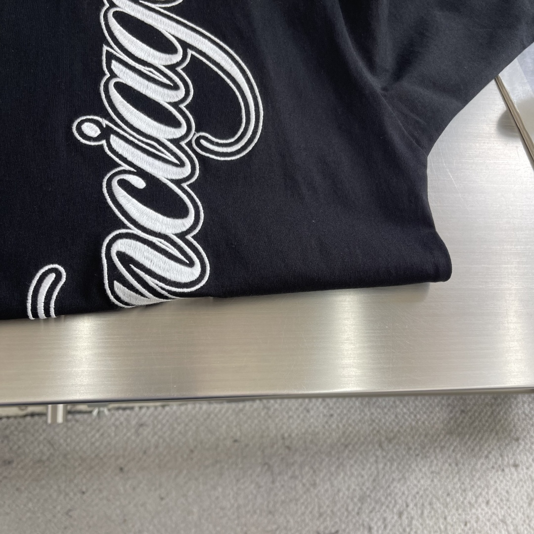 -Balenciag cursive 刺绣短袖 定制柔棉平纹针织料 质感卓越 舒适贴肤 以高级雾灰为主色