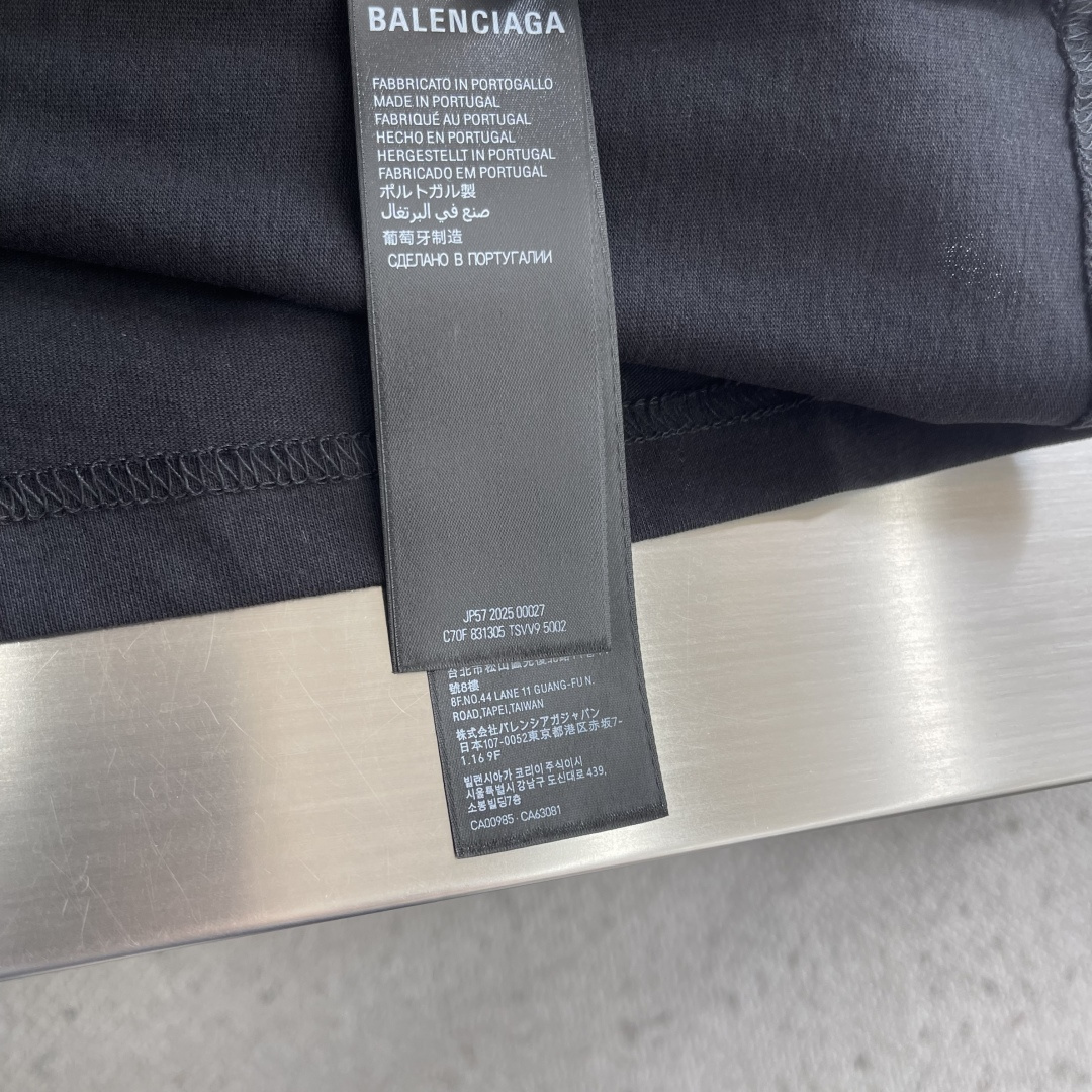 -Balenciag cursive 刺绣短袖 定制柔棉平纹针织料 质感卓越 舒适贴肤 以高级雾灰为主色