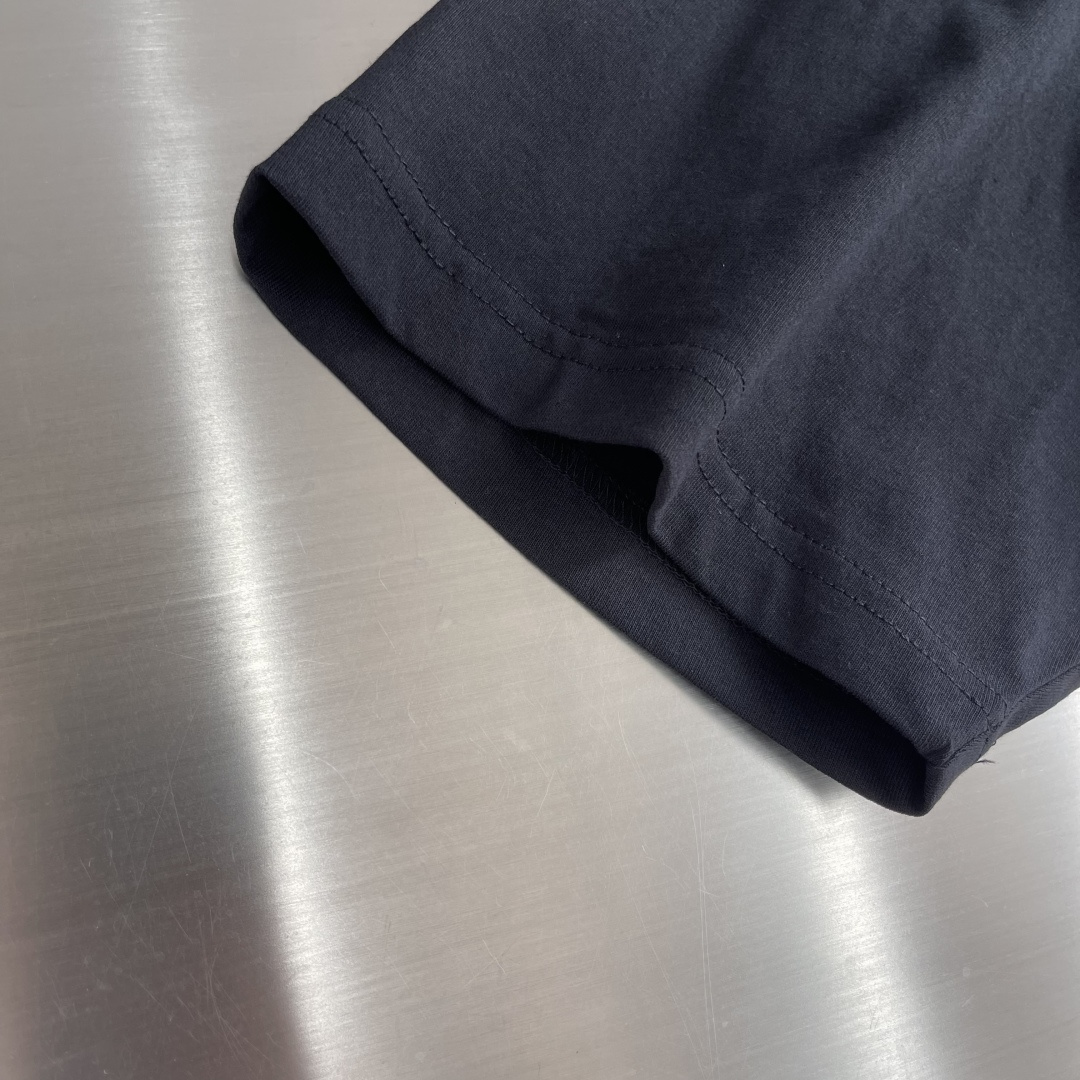 -Balenciag cursive 刺绣短袖 定制柔棉平纹针织料 质感卓越 舒适贴肤 以高级雾灰为主色