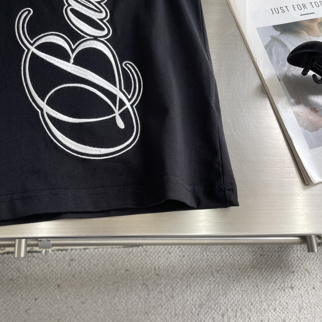 -Balenciag cursive 刺绣短袖 定制柔棉平纹针织料 质感卓越 舒适贴肤 以高级雾灰为主色