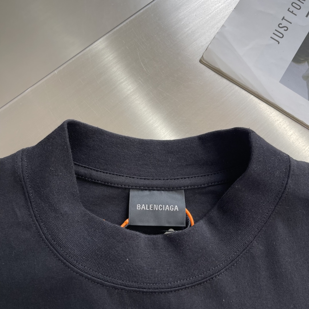 -Balenciag cursive 刺绣短袖 定制柔棉平纹针织料 质感卓越 舒适贴肤 以高级雾灰为主色