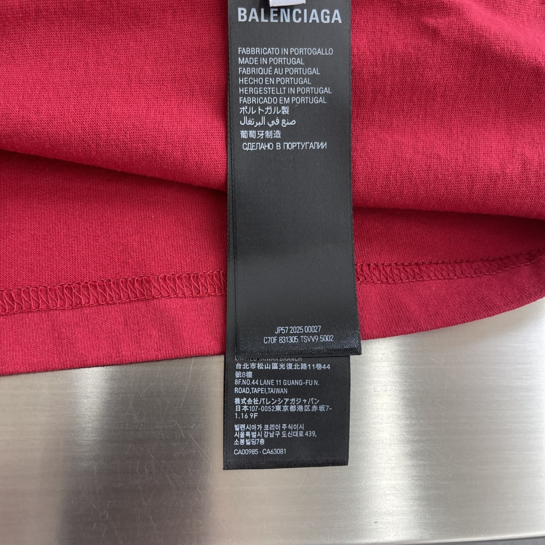 -Balenciag cursive 刺绣短袖 定制柔棉平纹针织料 质感卓越 舒适贴肤 以高级雾灰为主色