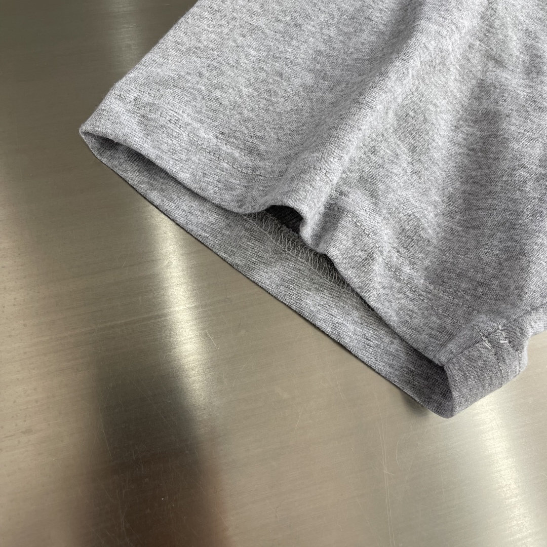 -Balenciag cursive 刺绣短袖 定制柔棉平纹针织料 质感卓越 舒适贴肤 以高级雾灰为主色
