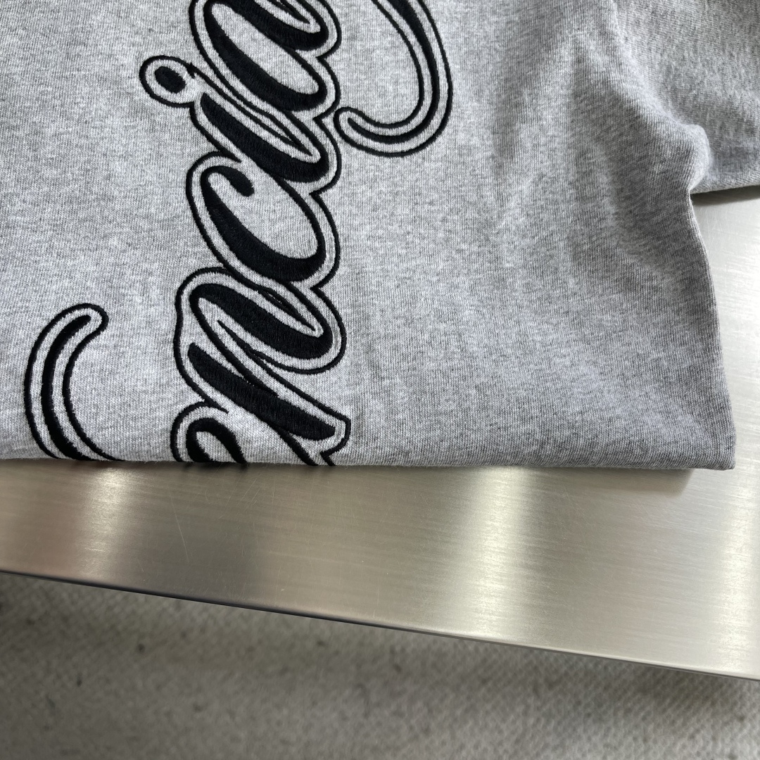 -Balenciag cursive 刺绣短袖 定制柔棉平纹针织料 质感卓越 舒适贴肤 以高级雾灰为主色