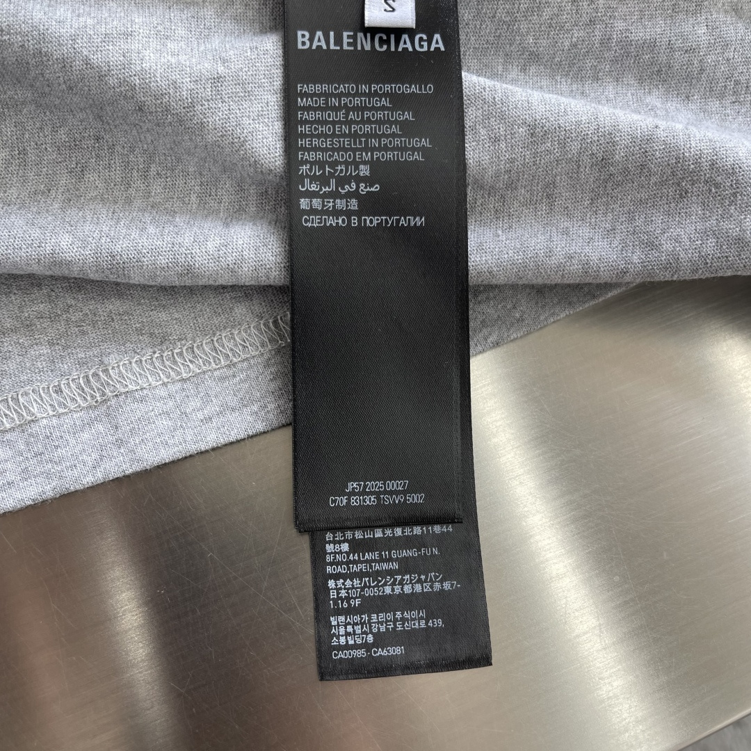 -Balenciag cursive 刺绣短袖 定制柔棉平纹针织料 质感卓越 舒适贴肤 以高级雾灰为主色