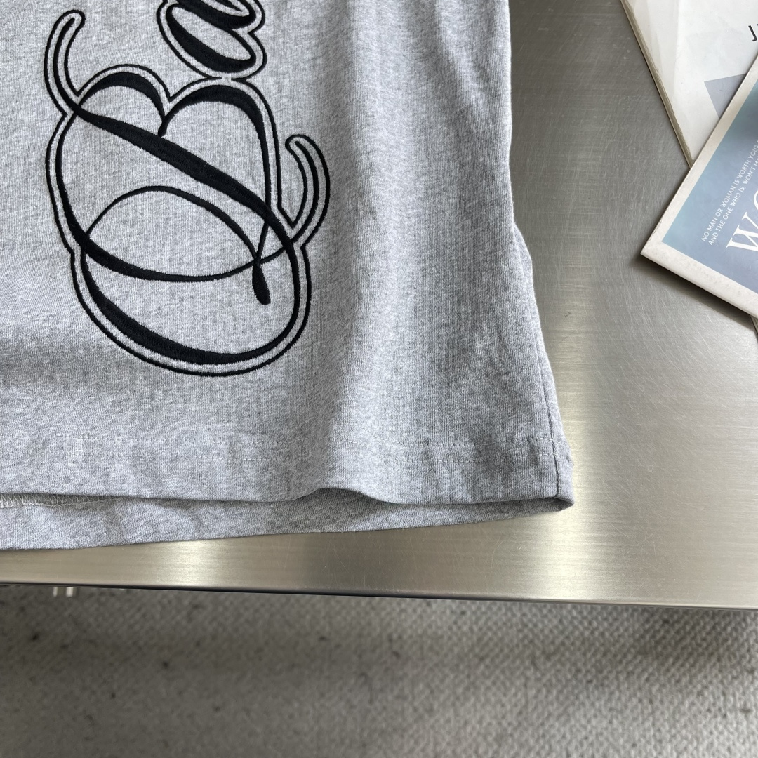-Balenciag cursive 刺绣短袖 定制柔棉平纹针织料 质感卓越 舒适贴肤 以高级雾灰为主色