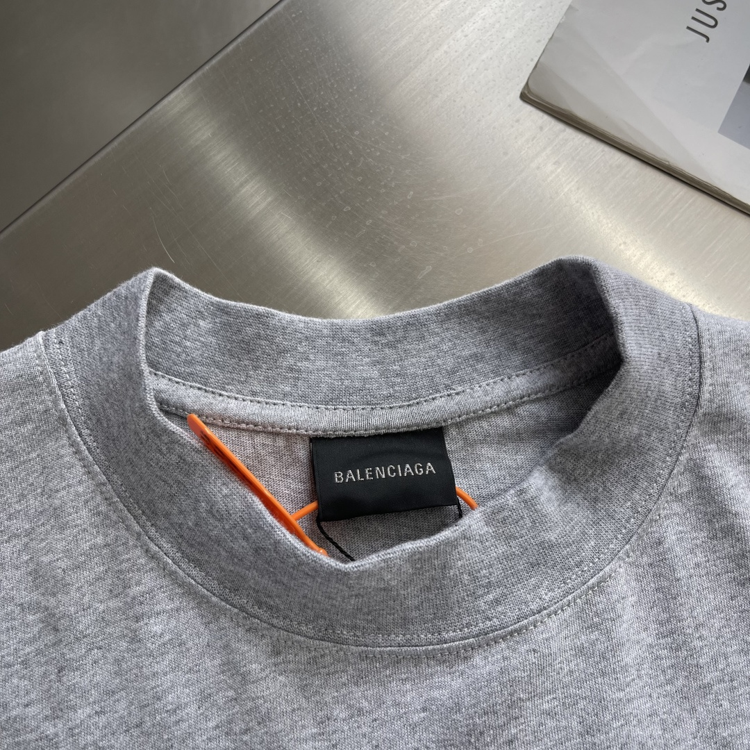 -Balenciag cursive 刺绣短袖 定制柔棉平纹针织料 质感卓越 舒适贴肤 以高级雾灰为主色