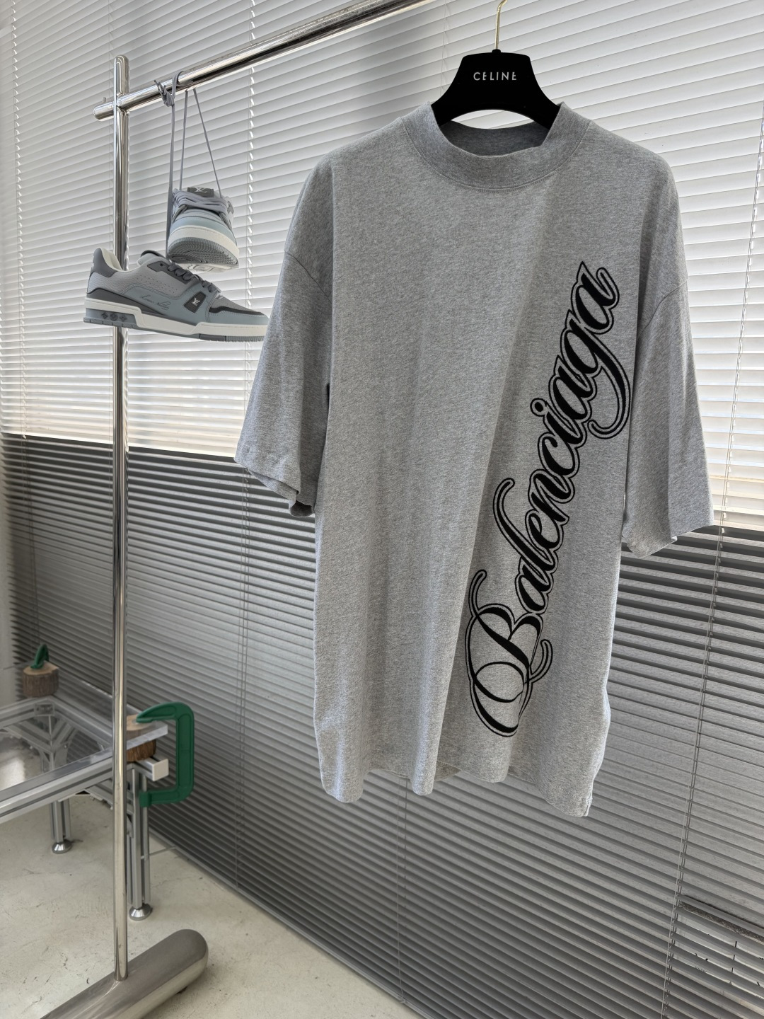 -Balenciag cursive 刺绣短袖 定制柔棉平纹针织料 质感卓越 舒适贴肤 以高级雾灰为主色