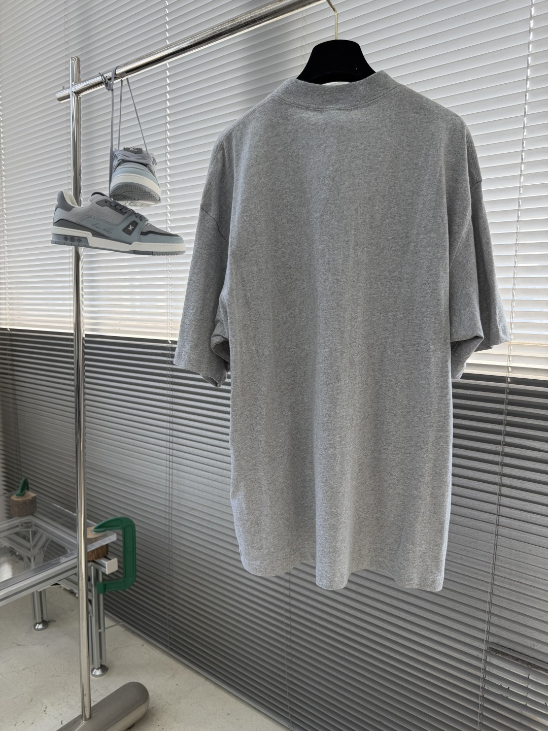 -Balenciag cursive 刺绣短袖 定制柔棉平纹针织料 质感卓越 舒适贴肤 以高级雾灰为主色