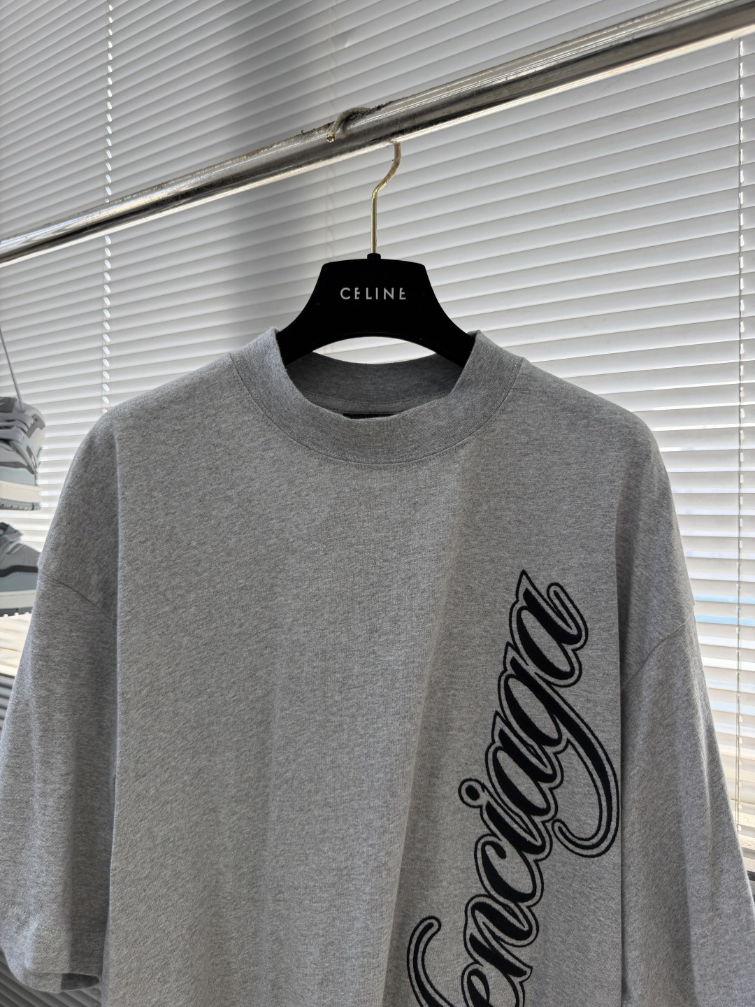 -Balenciag cursive 刺绣短袖 定制柔棉平纹针织料 质感卓越 舒适贴肤 以高级雾灰为主色