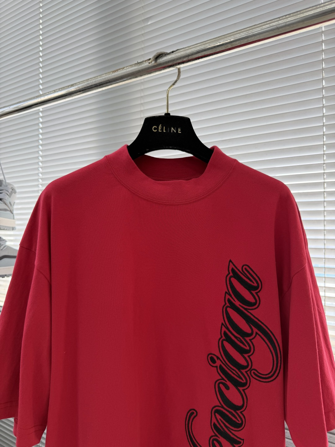 -Balenciag cursive 刺绣短袖 定制柔棉平纹针织料 质感卓越 舒适贴肤 以高级雾灰为主色