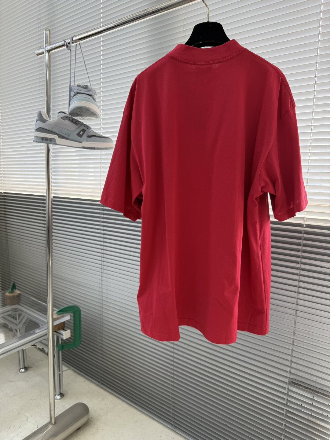 -Balenciag cursive 刺绣短袖 定制柔棉平纹针织料 质感卓越 舒适贴肤 以高级雾灰为主色